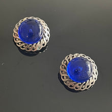 Charger l&#39;image dans la galerie, Jolies petites boucles clips vintage cabochons de verre bleu
