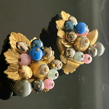Charger l&#39;image dans la galerie, Belles boucles vintage avec perles de couleurs, années 60
