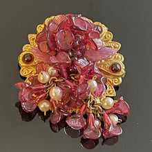 Charger l&#39;image dans la galerie, Louis Rousselet, très belle broche ancienne en métal doré et pétales en verre
