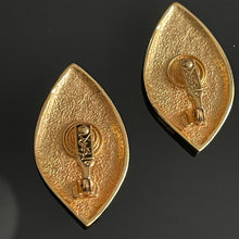 Charger l&#39;image dans la galerie, YSL, grandes boucles clips vintage en métal doré effet matelassé
