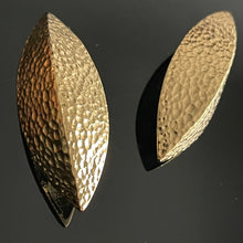 Charger l&#39;image dans la galerie, YSL, grandes boucles clips vintage modernistes en métal doré
