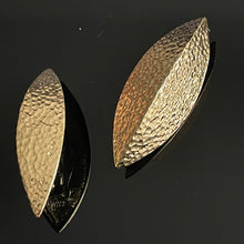 Charger l&#39;image dans la galerie, YSL, grandes boucles clips vintage modernistes en métal doré
