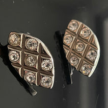 Charger l&#39;image dans la galerie, YSL, jolies boucles clips en métal argenté et pierres blanches
