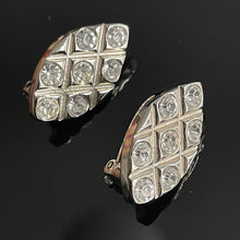 Charger l&#39;image dans la galerie, YSL, jolies boucles clips en métal argenté et pierres blanches
