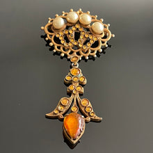 Charger l&#39;image dans la galerie, Henry, broche/ pendentif en métal doré avec perles, pierres jaunes et cabochon de verre

