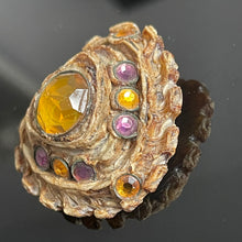 Charger l&#39;image dans la galerie, Henry, belle broche vintage en talosel et pierres jaunes et violettes
