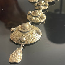 Charger l&#39;image dans la galerie, Henry, bel ensemble sautoir et bague vintage moderniste en bronze doré

