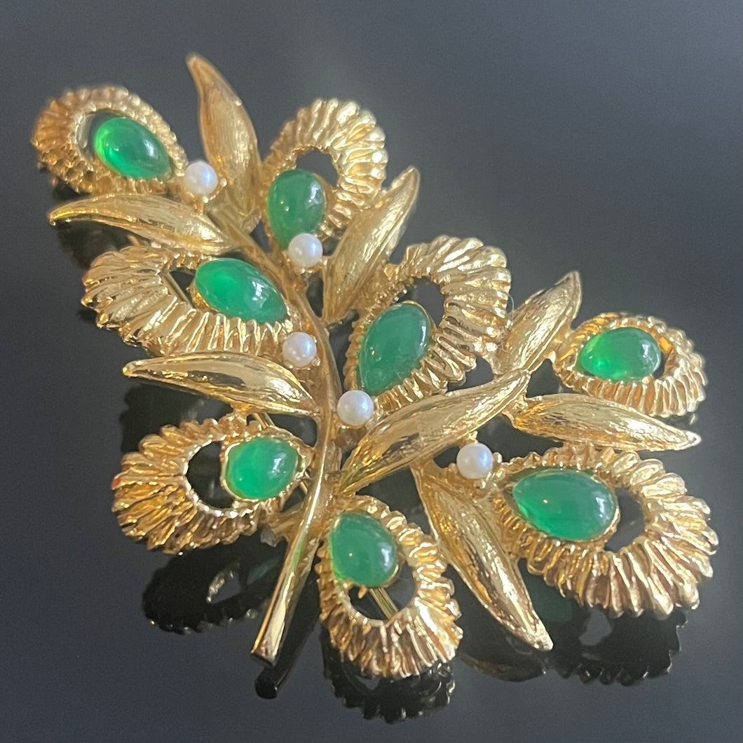 Carven, très jolie broche en métal doré, perles et cabochons de verre verts