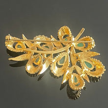 Charger l&#39;image dans la galerie, Carven, très jolie broche en métal doré, perles et cabochons de verre verts
