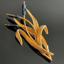 Charger l&#39;image dans la galerie, Carven, grande broche vintage motif roseaux en métal doré

