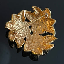 Charger l&#39;image dans la galerie, Carven, superbe broche vintage couture en métal doré et cabochons de couleur
