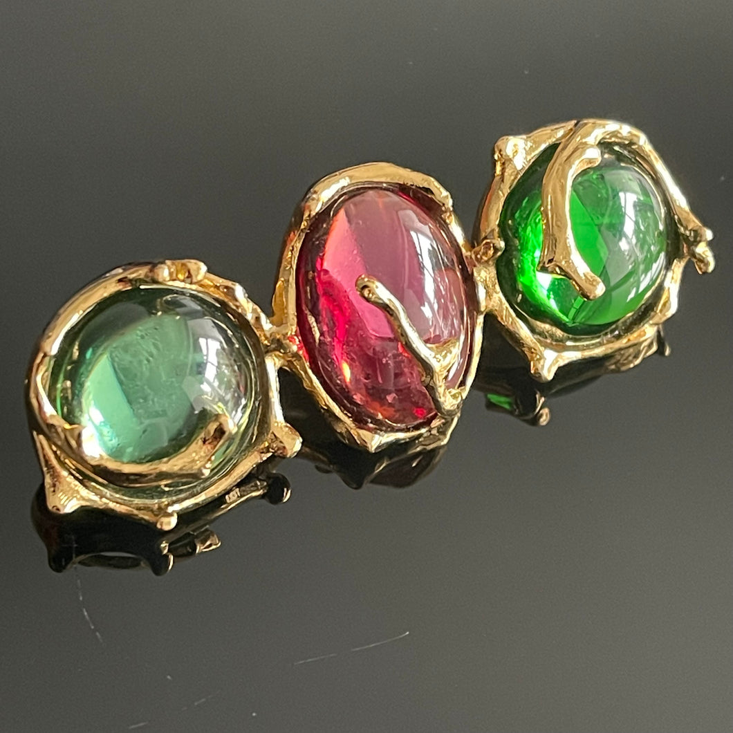 YSL, belle grande broche en métal doré et gros cabochons en résine violette et verte