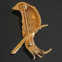 Charger l&#39;image dans la galerie, Carven, broche vintage oiseau en métal doré et émail de couleur
