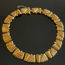 Charger l&#39;image dans la galerie, Carven, joli collier vintage couture en métal doré
