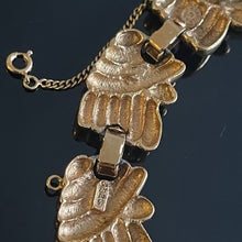 Charger l&#39;image dans la galerie, Carven, joli collier vintage couture en métal doré
