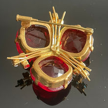 Charger l&#39;image dans la galerie, Belle broche années 50 en métal doré, pierres rouges et pierres couleur aurore boréale

