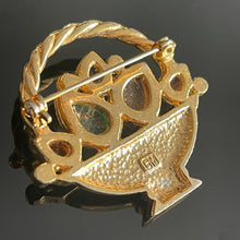 Charger l&#39;image dans la galerie, Broche panier vintage couture en métal doré et cabochons de résine de couleur
