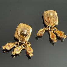 Charger l&#39;image dans la galerie, Kalinger, belles boucles pendantes en métal doré et résine
