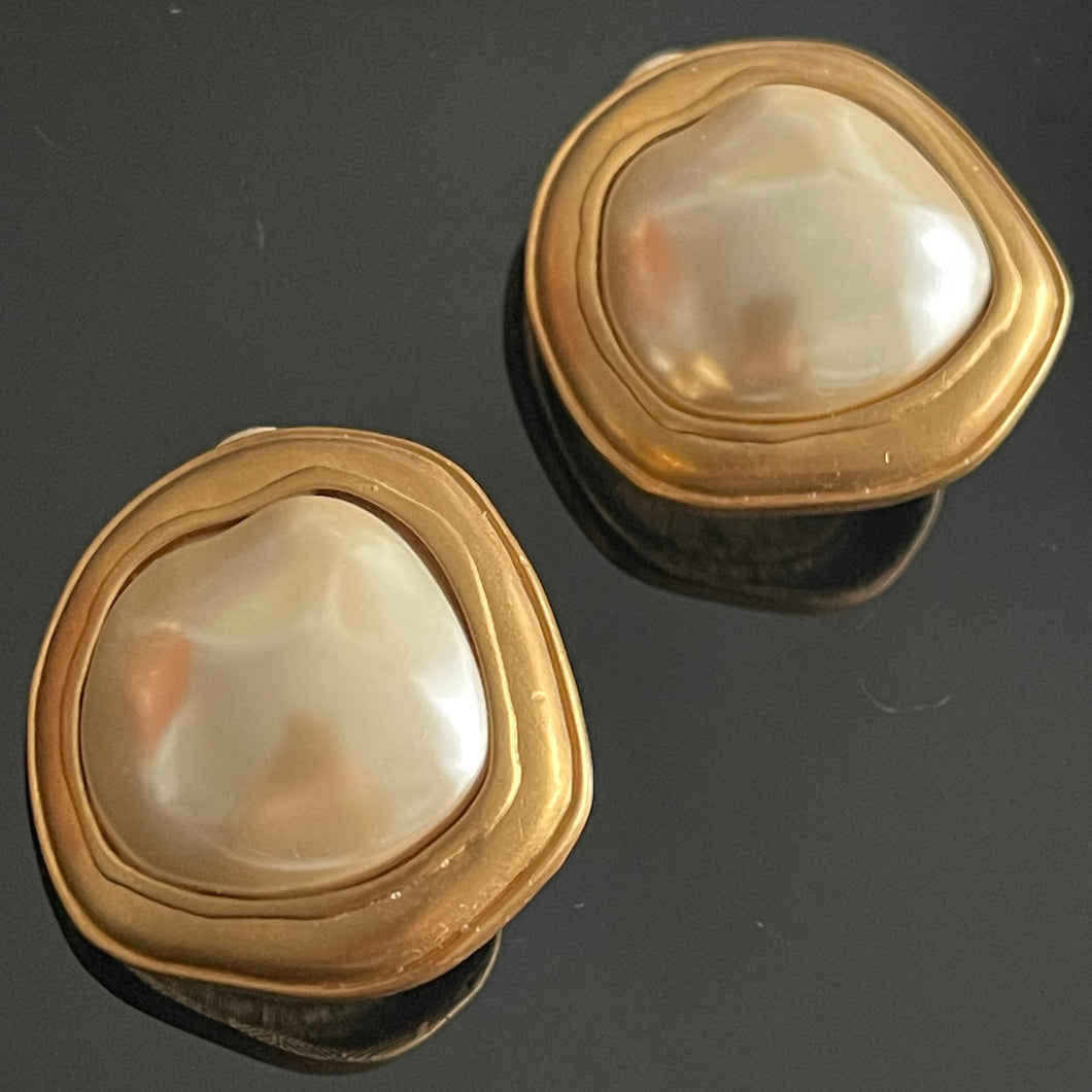 Anne Klein, jolis clips forme libre en métal doré et demi perles