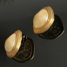 Charger l&#39;image dans la galerie, Anne Klein, jolis clips forme libre en métal doré et demi perles
