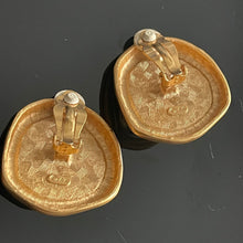 Charger l&#39;image dans la galerie, Anne Klein, jolis clips forme libre en métal doré et demi perles
