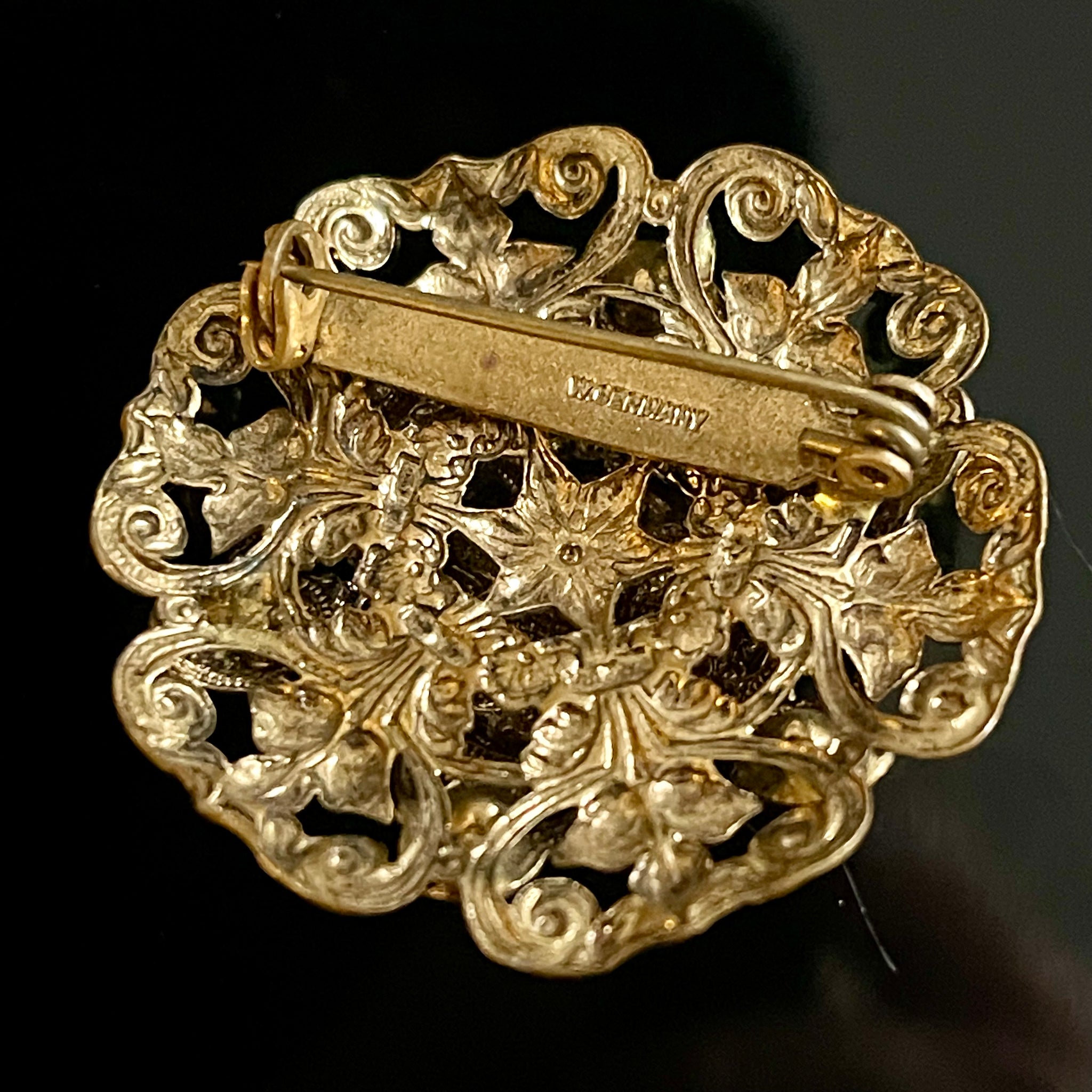Broche Ancienne Vintage Vers 1900 - Métal Doré Avec Strass Et Pierre Rouge - Forme Ronde - Occasion