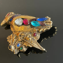 Charger l&#39;image dans la galerie, Kalinger, spectaculaire broche oiseau en résine dorée et pierres de couleur
