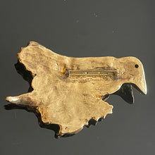 Charger l&#39;image dans la galerie, Kalinger, spectaculaire broche oiseau en résine dorée et pierres de couleur
