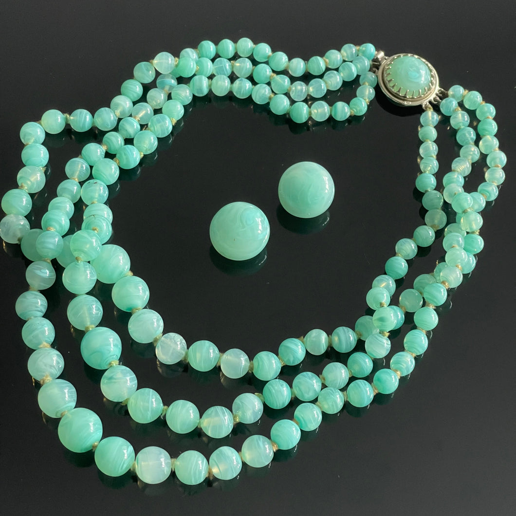 Très joli set collier + clips en perles de verre style Gripoix, années 50