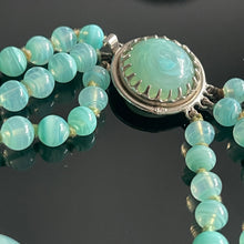 Charger l&#39;image dans la galerie, Très joli set collier + clips en perles de verre style Gripoix, années 50
