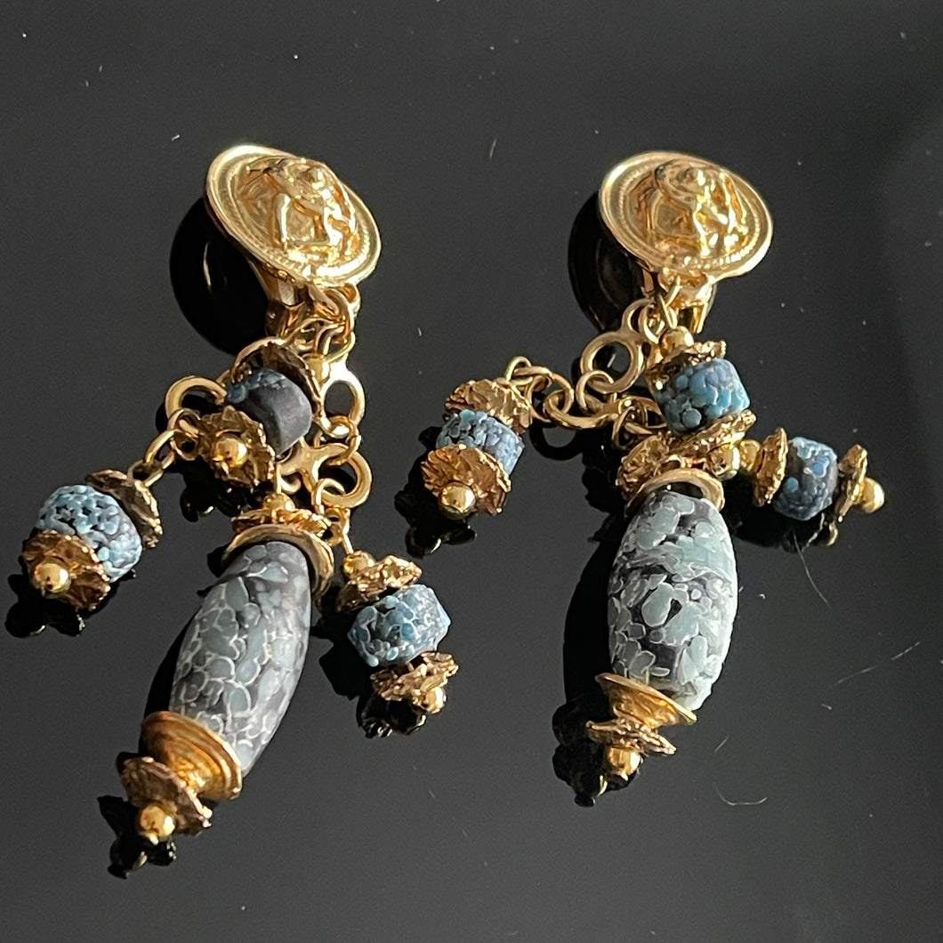Longues boucles clips en métal doré et perles de verre bleues
