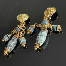 Charger l&#39;image dans la galerie, Longues boucles clips en métal doré et perles de verre bleues
