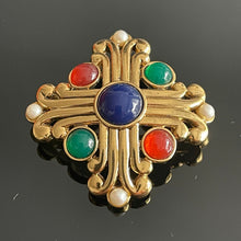 Charger l&#39;image dans la galerie, Jolie broche vintage Croix de Malte métal doré et cabochons de couleur
