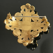 Charger l&#39;image dans la galerie, Jolie broche vintage Croix de Malte métal doré et cabochons de couleur
