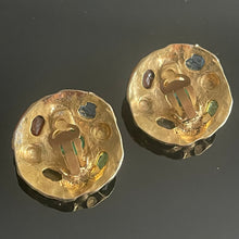 Charger l&#39;image dans la galerie, Jolies boucles vintage métal doré et cabochons de résine de couleur
