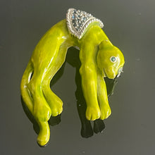 Charger l&#39;image dans la galerie, Jolie broche panthère en métal émaillé vert pomme
