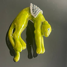 Charger l&#39;image dans la galerie, Jolie broche panthère en métal émaillé vert pomme

