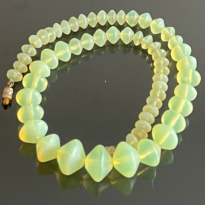 Collier ancien en perles de verre style uranium