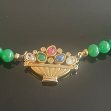 Charger l&#39;image dans la galerie, Sublime collier vintage avec fermoir décoré en motif central
