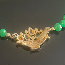 Charger l&#39;image dans la galerie, Sublime collier vintage avec fermoir décoré en motif central
