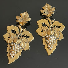 Charger l&#39;image dans la galerie, Grandes boucles clips vintage pendantes motif feuilles de vigne en métal doré
