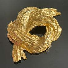 Charger l&#39;image dans la galerie, Linda Hattab, grande broche vintage couture en métal doré
