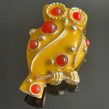 Charger l&#39;image dans la galerie, Lanvin Paris, belle broche en métal doré émaillé jaune et cabochons de verre
