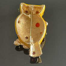 Charger l&#39;image dans la galerie, Lanvin Paris, belle broche en métal doré émaillé jaune et cabochons de verre
