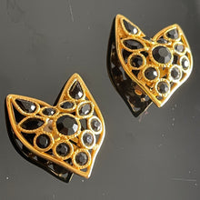 Charger l&#39;image dans la galerie, Hanaé Mori, grosses boucles clips en métal doré et pierres noires
