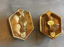 Charger l&#39;image dans la galerie, Jean-Louis Scherrer par Goossens, grosses boucles vintage couture en métal doré et résine rouge
