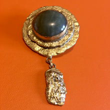 Charger l&#39;image dans la galerie, Henry, grosse broche pendentif en bronze doré et cabochon vert avec clips assortis
