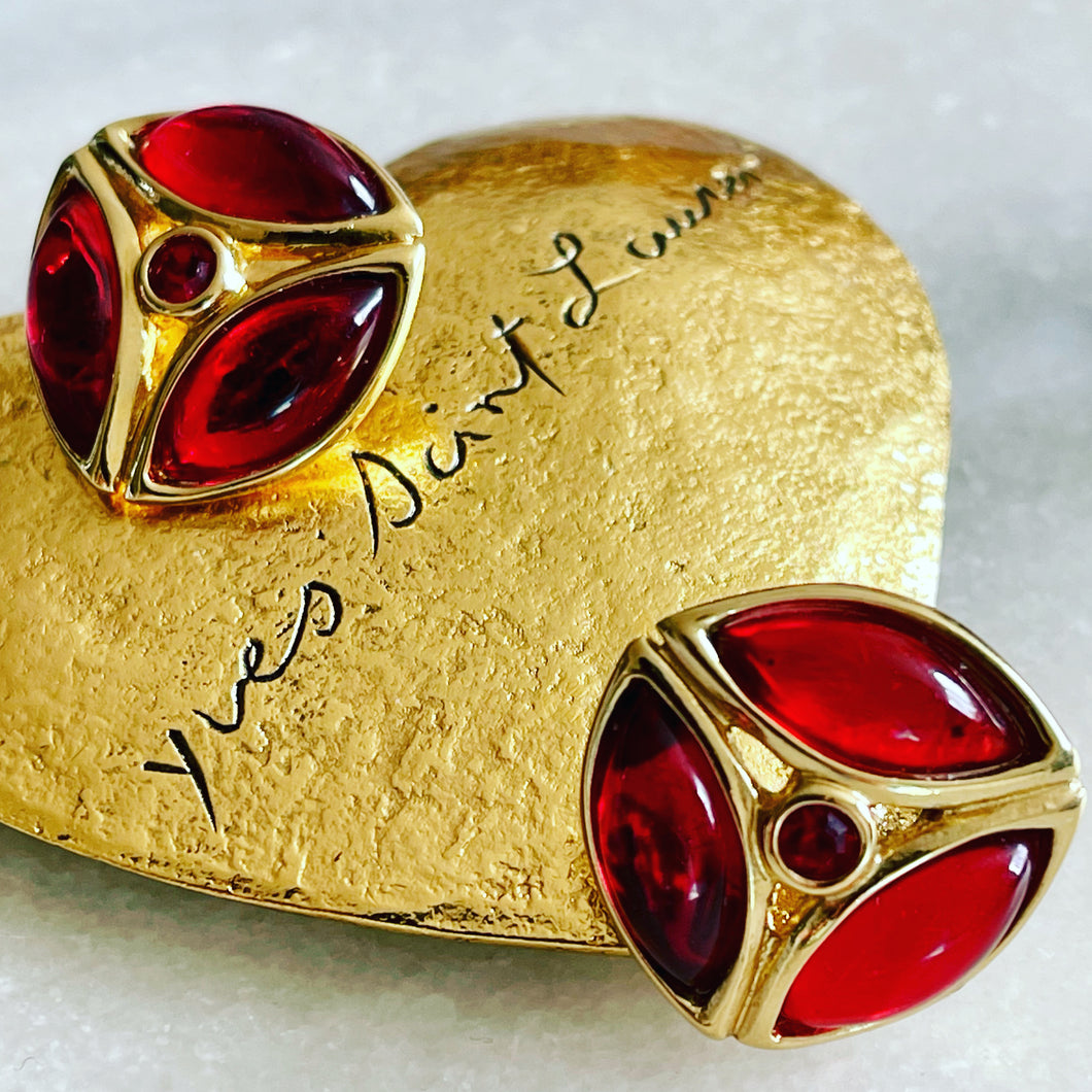 YSL, ravissantes petites boucles clips vintage en métal doré et résine rouge