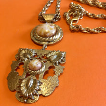 Charger l&#39;image dans la galerie, HENRY, superbe collier sautoir vintage couture en bronze doré et cabochons de verre
