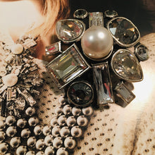 Charger l&#39;image dans la galerie, Philippe Ferrandis, belle broche en métal argenté avec pierres blanches (cristal de Swarovski)
